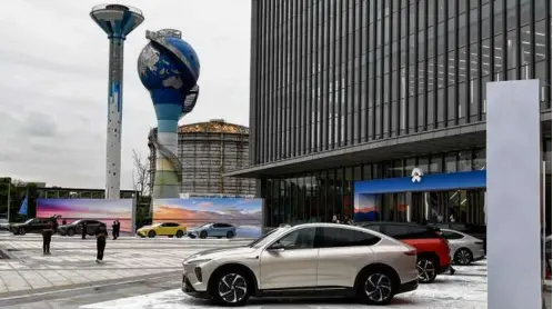  ?? KEITH BRADSHER/NEW YORK TIMES ?? Car’s from Nio were parked outside a news conference for the company in Shanghai last month.
