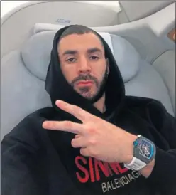  ??  ?? REGRESO. Benzema colgó esta foto al regresar de sus vacaciones.