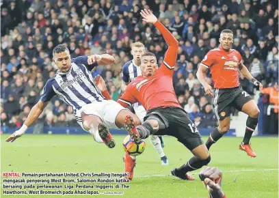  ?? — Gambar Reuters ?? KENTAL: Pemain pertahanan United, Chris Smalling (tengah) mengasak penyerang West Brom, Salomon Rondon ketika bersaing pada perlawanan Liga Perdana Inggeris di The Hawthorns, West Bromwich pada Ahad lepas.