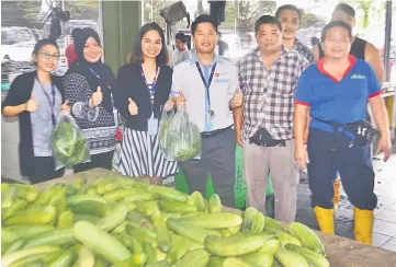  ??  ?? Lee (third right) with his staff and Fresh Market vendors at Emart Matang.