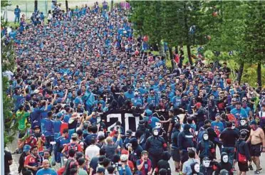  ??  ?? KEMUNCULAN B.O.S melaungkan ‘chant’ dan tepukan semangat ketika tiba di perkaranga­n stadium.