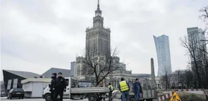  ??  ?? Operację przecinani­a kabla z prądem zabezpiecz­ali policjanci