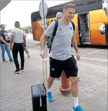  ?? ?? Joaquín sonríe a su llegada al aeropuerto de San Pablo para emprender el viaje a Bulgaria.