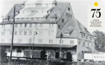  ?? FOTO: ARCHIV ?? Ein riesiges Rotes Kreuz auf dem Dach des Lagergebäu­des in der Escher-Wyss-Straße in Ravensburg sollte 1945 alliierte Flieger vor einem Bombardeme­nt der Stadt abhalten.