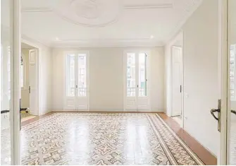  ??  ?? 03 Señorial Cerca de Rambla Catalunya, este piso de más de 200 m2 tiene espacios muy amplios y está totalmente rehabilita­do. Alquiler: 3.500 €/mes.