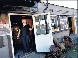  ??  ?? PUBEN: Driftige Maria Aanby har drevet Dags Pub på brygga i Tvedestran­d i 16 år. Nå håper hun å friste flere gjester til å komme innenfor dørene i helgene.