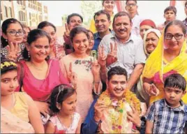  ?? HT PHOTO ?? Commonweal­th Games gold medallist Anish Bhanwala with his family members and relatives in Karnal on Sunday.