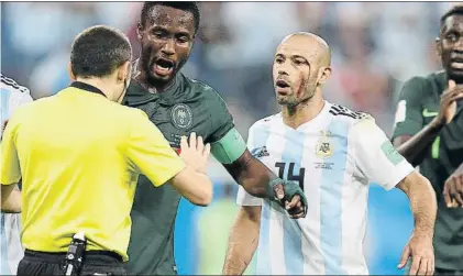  ?? FOTO: GETTY ?? Mascherano, que sufrió un corte en una ceja, discute con el colegiado Cuneyt Çakir El ‘Jefecito’ se dejó el alma en el terreno de juego