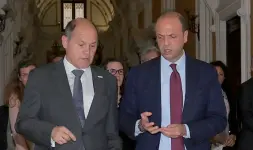  ??  ?? Dialogo Il ministro degli interni Alfano con l’allora collega austriaco Sobotka