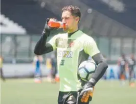  ?? PAULO FERNANDES/VASCO.COM.BR ?? Martín Silva se refresca no treino em São Januário: retorno garantido