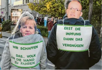  ??  ?? Während in Leipzig Anfang November noch gegen die Corona‰Politik der Bundesregi­erung demonstrie­rt wurde, stapelten sich im Januar in Meißen die Särge.