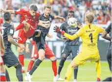  ?? FOTO: IMAGO ?? Der zweite Streich: Robert Lewandowsk­i im roten Dress setzt sich durch und köpfelt an Torwart Frederik Rönnow vorbei zum 2:0.