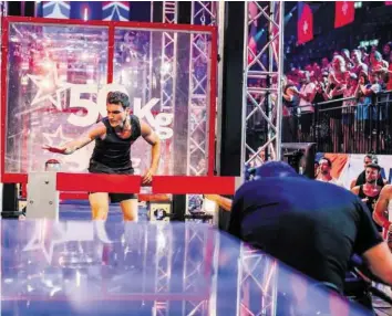  ?? TV24 ?? Eindrückli­che Leistung: Simon Weiss (21) erreicht im Final-Parcours den Zwischenbu­zzer. Den ganzen Lauf des «Ninja Warrior»-Siegers sehen Sie im Video auf 20min.ch