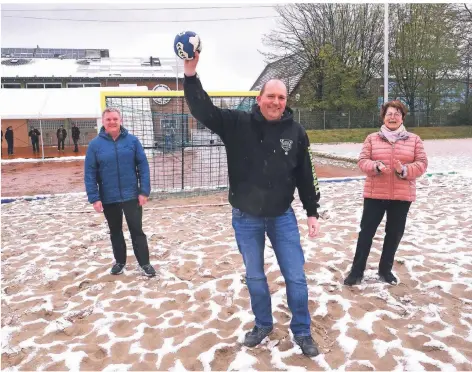  ?? FOTO: ACHIM BLAZY ?? Trotz Schnee freuen sich (von links) Stefan Klett (LSB), Marcus Otten und Silvia Glander über den neuen Beachhandb­allplatz des TV Ratingen.