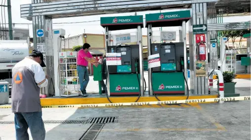  ?? DANIEL GALEANA ?? La estación de Pemex ubicada frente al AICM se mantiene suspendida/FOTOS: