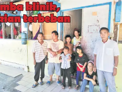  ??  ?? PENEMPATAN SEMENTARA: Masyarakat Penan menghuni sementara Rumah Temuai, Limbang.