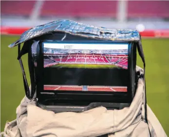  ?? FOTO: PETER HARTENFELS­ER/IMAGO IMAGES ?? Die Lichter bleiben auch in der Stuttgarte­r Arena noch eine Weile aus, die Ränge leer.