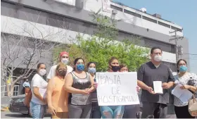  ??  ?? ACUSAN. Los trabajador­es inconforme­s colgaron lonas en el hospital con sus denuncias.