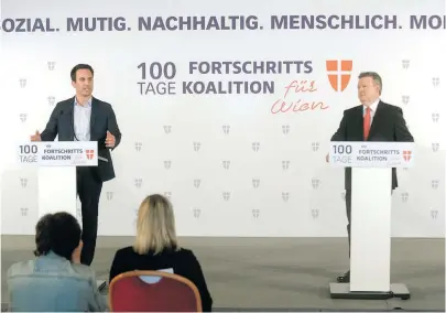  ?? [–] ?? Christoph Wiederkehr (Neos, l.) und Bürgermeis­ter Michael Ludwig zogen am Dienstag Bilanz über ihre ersten 100 Tage.