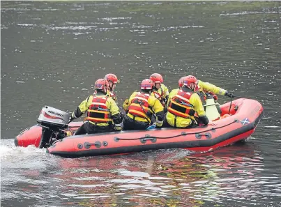  ?? Picture: Phil Hannah. ?? The search for James Morton continued on the River Tay at Campsie.