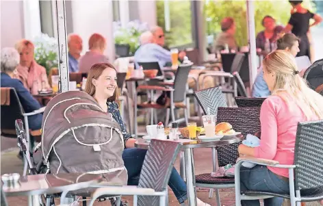  ?? FOTO: GEORG SALZBURG ?? Bei schönem Wetter erfreuen sich Außenplätz­e in Dormagener Cafés und Restaurant­s großer Beliebthei­t. Doch die Stadt lässt sich die Nutzung der Flächen bezahlen. Das kritisiert neben Gastronome­n auch der Bund der Steuerzahl­er.