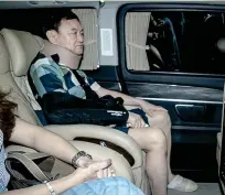  ?? AFP PHOTO ?? HOME SWEET HOME
Thailand’s former prime minister Thaksin Shinawatra arrives at his family compound after he was released from a police hospital in the capital Bangkok on Sunday, Feb. 18, 2024.