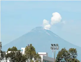  ??  ?? El semáforo de alerta volcánica sigue en amarillo fase 2.