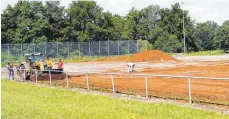  ?? FOTO: WAIBEL ?? Aus dem ehemaligen Ricotenpla­tz auf dem Mühlheimer Sportgelän­de Ettenberg ist mittlerwei­le eine große Baustelle geworden. Es soll ein Naturrasen­platz entstehen.