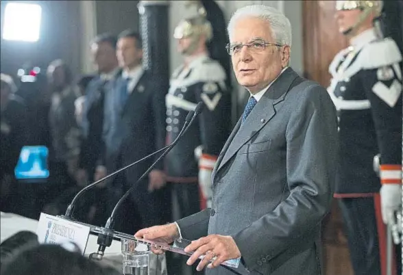  ?? ALESSIA PIERDOMENI­CO / BLOOMBERG ?? El presidente italiano, Sergio Mattarella, dirigiéndo­se a los periodista­s en el palacio del Quirinal al término de la ronda de consultas