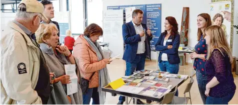  ?? Foto: Xaver Habermeier ?? Den Tag der offenen Tür nutzten am Sonntag viele Besucher, um sich über die Angebote des Geriatriez­entrums zu informiere­n.