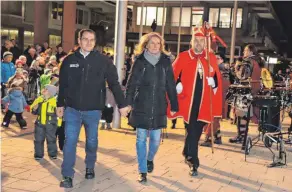  ?? FOTO: REGINA BRAUNGART ?? Kai Renouf (rechts) fischte die neuen Tollitäten Werner und Monika Reisbeck aus der Menge.