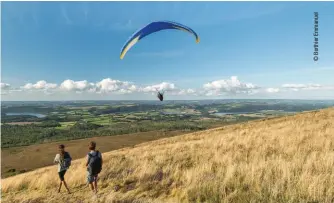  ??  ?? Le sommet du Ménez Hom est un des grands spots bretons pour le parapente et l’aéromodéli­sme. Le panorama y est exceptionn­el.
LE MONDE DU CAMPING-CAR