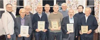  ?? FOTO: LOTHAR DAUB ?? Bei den Ehrungen (von links): Wolfgang Reichersdö­rfer, Herbert Höflacher, Eugen Gentner, Helmut Lippstreu, Lothar Daub, August Gärtner, Manfred Egner, Volker Baumann, Leonard Hölldampf und Paul Schabel.