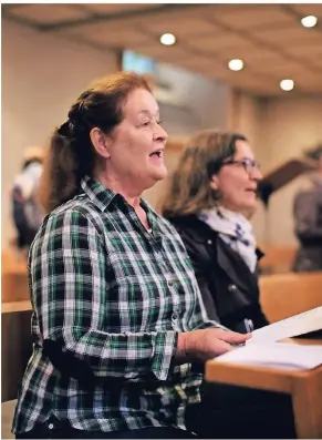  ?? FOTOS:ACHIM BLAZY ?? Kathrin Stuke beim gemeinscha­ftlichen Singen in der Evangelisc­hen Stadtkirch­e inRatingen.