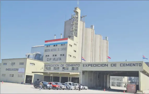  ??  ?? Fachada de la INC en Villeta, donde la industria produce el 90% de los cuatro tipos de cemento que comerciali­za en el mercado.