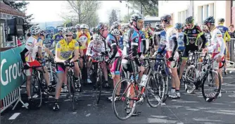  ??  ?? Le Tour cycliste du Madirarana­is rassemble tous les ans 200 compétiteu­rs sur la ligne de départ Photo arch LL/32