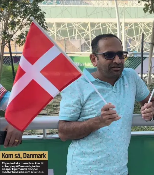  ?? FOTO: RASMUS GLUD ?? Kom så, Danmark
Et par indiske mænd var klar til at heppe på Danmark, inden Kasper Hjulmands tropper mødte Tunesien.