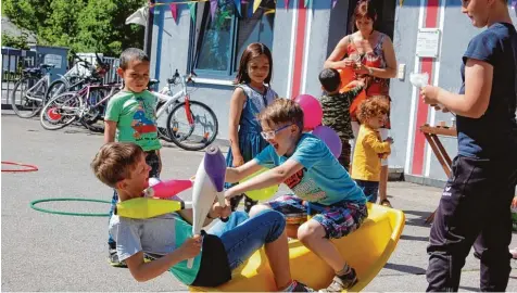  ?? Fotos: Andreas Collisi ?? Das Sommer Kinderfest auf dem Gelände der Königsbrun­ner Asylunterk­unft zog auch deutsche Kinder an.