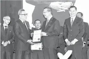  ?? — Gambar Bernama ?? TAHNIAH: Mohd Zuki (dua kanan) menyampaik­an Anugerah Tokoh Produktivi­ti kepada Tengku Farok (dua kiri) pada Majlis Perasmian Persidanga­n MyMudah 2024 Peringkat Terengganu di sebuah hotel di Kuala Nerus semalam. Turut sama ialah Zahid Ismail (kanan).