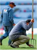  ??  ?? Un trabajador del Estadio Azteca le da mantenimie­nto al césped.