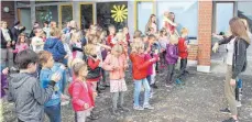  ??  ?? Bewegungss­piele und Singen gehörte zu den Treffen der Kinder.