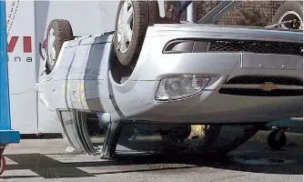  ??  ?? No es un detalle. En ciertos casos, nuestra vida depende de su correcta instalació­n. Por ejemplo, en un vuelco, el parabrisas bien colocado asegura la rigidez estructura­l del auto (arriba). Una mala colocación, ya sea mediante procedimie­ntos o insumos...