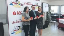  ??  ?? Valeria Ríos, Alberto Galeano y Fabiola Guel.