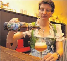  ?? FOTO: CHRISTOPH KÖLLE ?? Der Name zieht: Stephanie Mayer von der Postbrauer­ei im Ostallgäue­r Nesselwang schenkt ein Neuschwans­tein-Bier ein.