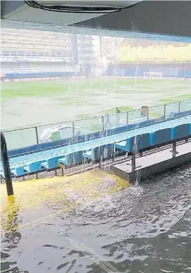  ??  ?? Bajo el agua. La Bombonera, al mediodía, en pleno temporal.