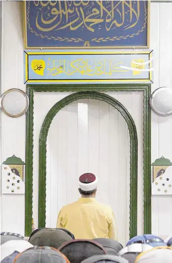  ?? FOTO: DPA ?? Manche Islamverei­ne und Moscheen werden wegen islamistis­cher oder nationalis­tischer Umtriebe beobachtet – Szene aus einer Stuttgarte­r Moschee.