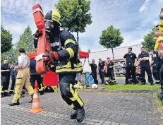  ?? FOTO: NORBERT PRÜMEN ?? Bei der Leistungss­chau der Feuerwehre­n aus dem Kreis Viersen am Samstag in Kempen zeigten die Wehrmänner­n ihr ganzes Können.