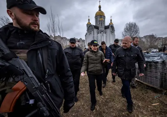  ?? Fadel Senna, Afp/getty Images ?? Iryna Venediktov­a, center, Ukraine's prosecutor general, and Britain’s Karim Khan, right, a prosecutor of the Internatio­nal Criminal Court, visit a mass grave Wednesday on the outskirts of Kyiv.