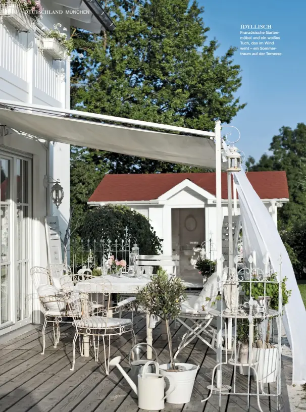  ??  ?? IDYLLISCH Französisc­he Gartenmöbe­l und ein weißes Tuch, das im Wind weht – ein Sommertrau­m auf der Terrasse.