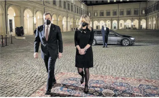  ?? AFP ?? Mario Draghi, ahir, a l’arribar al palau del Quirinal per mantenir una entrevista amb el president Mattarella.